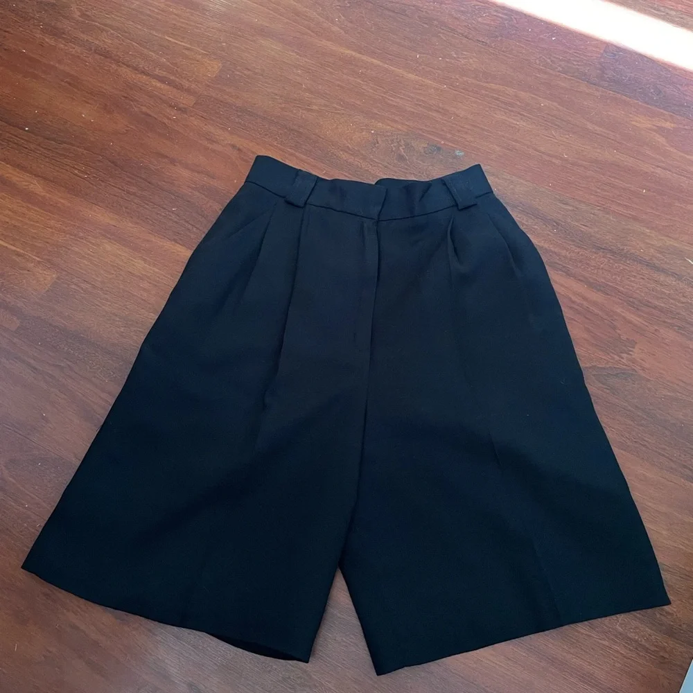 JH Collectibles minimal black